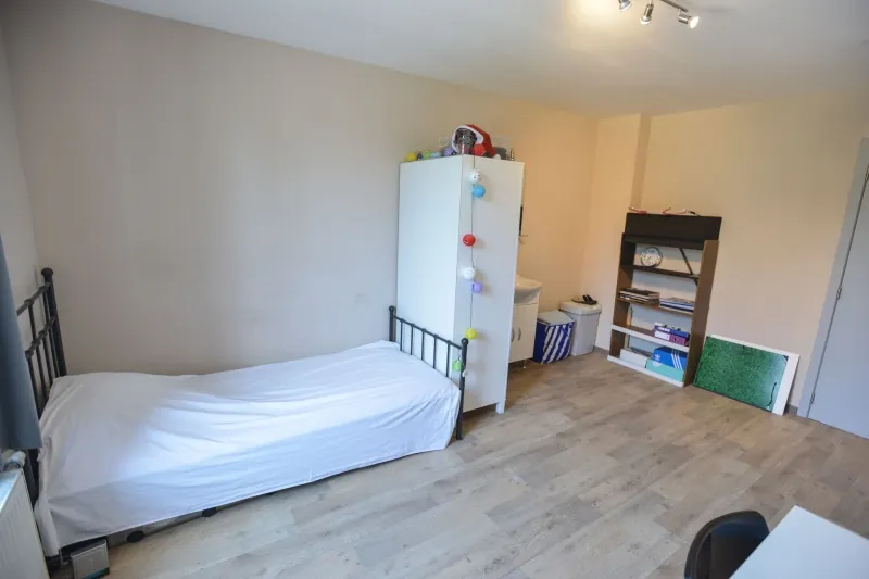 Kamer 12, lichte kamer van 18 m2 met kast en eigen lavabo