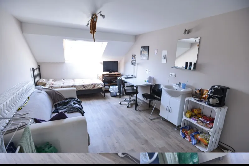 Kamer 22, zolderkamer met dakraam, zithoek en eigen lavabo