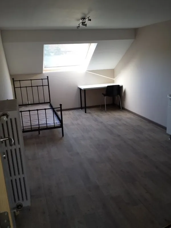 Kamer 23, zolderkamer met dakraam, bed en bureau