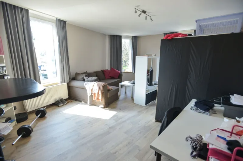 Studio 11, leefruimte met twee ramen, zithoek en bureau