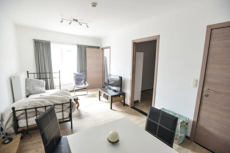 Studio 2, lichte leefruimte met bed, kast en eettafel